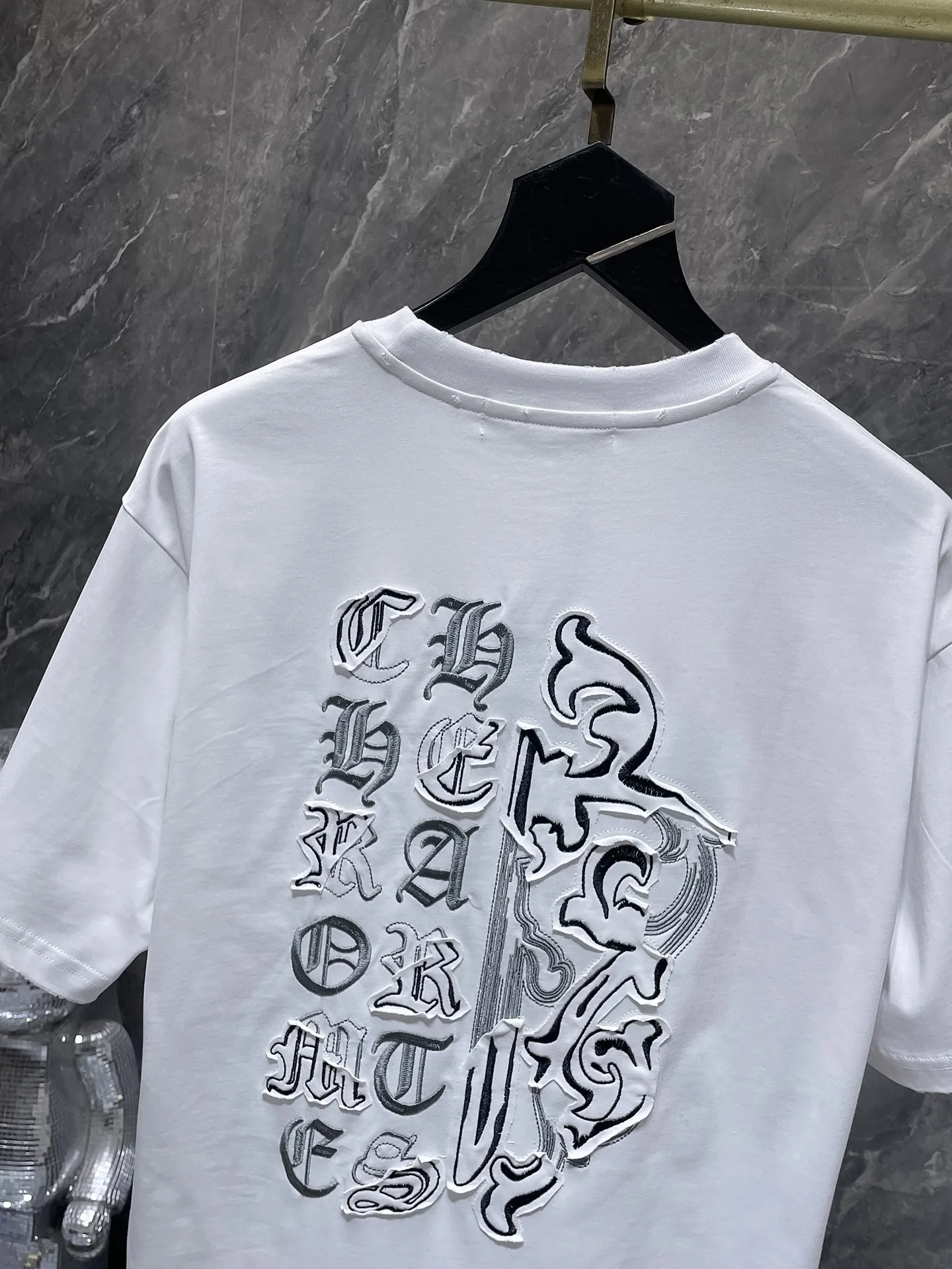 P170 New for summer Chrome Hearts 25ss worn version. High gram weight, environmentally friendly and high-quality top-grade fabric. 280g Chrome Sword Sanskrit embroidery patch splicing short sleeves. Heavy-duty pure hand-cut patch embroidery technology. Counter synchronization. Re-engraved version 1:1. Recommended color: black. White. Size: S, M, L, XL.